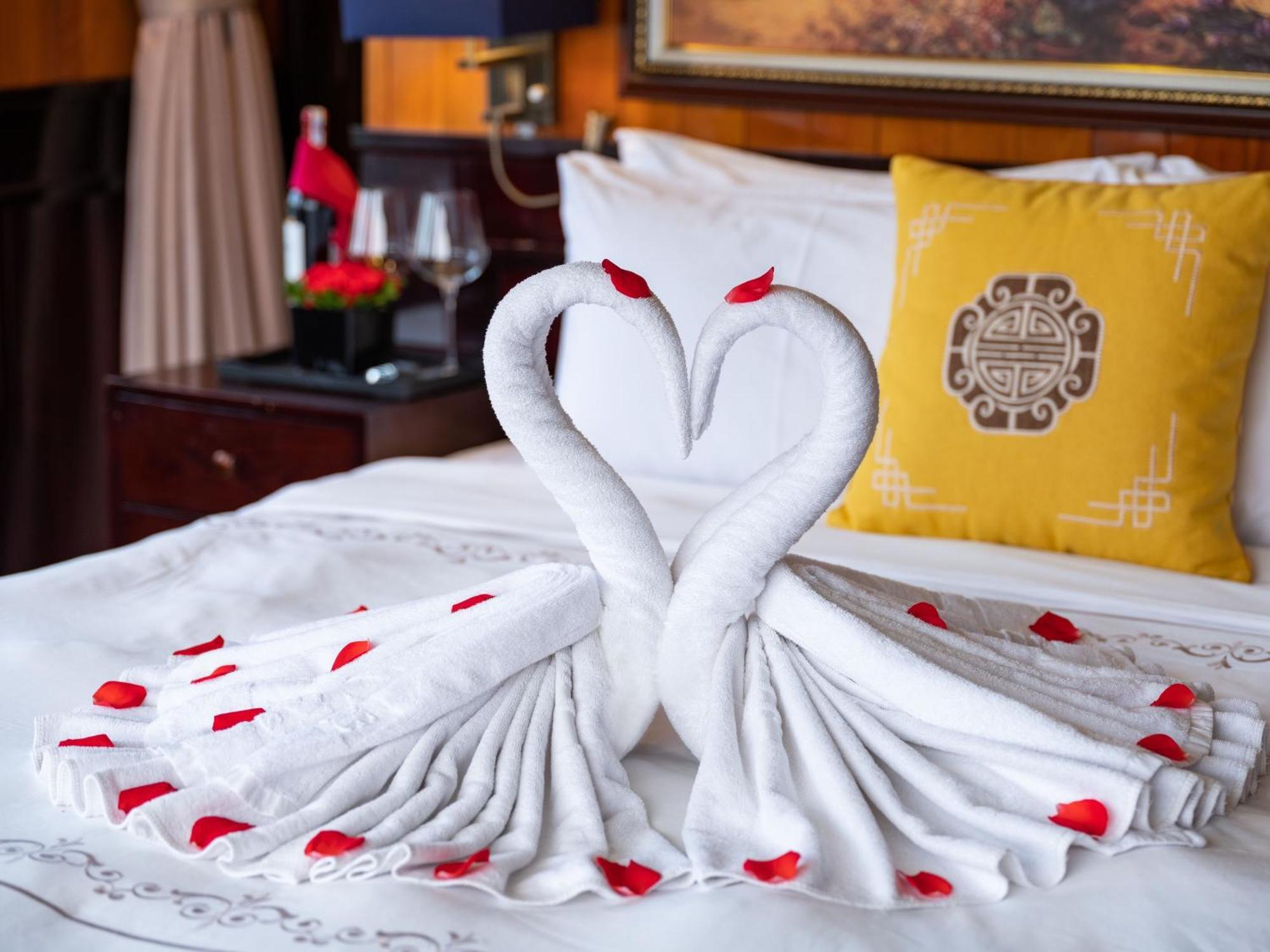 Hera Boutique Cruise Ha Long Bay Bagian luar foto